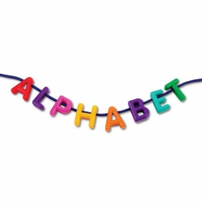 Grinalda com letras coloridas formando a palavra ALPHABET