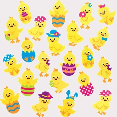 Pintainhos amarelos cartoon com ovos coloridos e acessórios variados