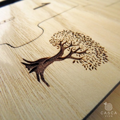Placa de madeira clara com gravura a laser de árvore