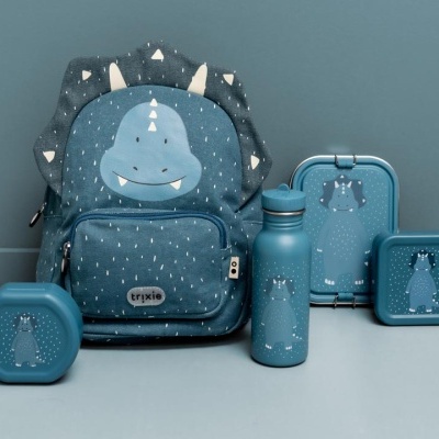 Mochila infantil azul com estampa de dinossauro e acessórios combinando