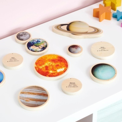 Peças de madeira redondas com imagens dos planetas do sistema solar