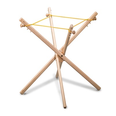 Estrutura de madeira clara com elásticos amarelos para secagem