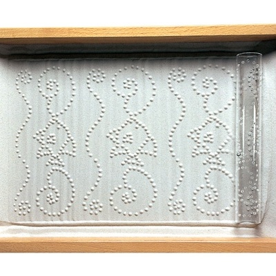 Tabuleiro de madeira com base branca texturizada e régua transparente.