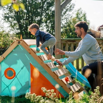 parque infantil de madeira com escorrega e escada colorida no jardim
