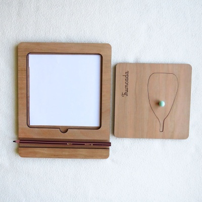 Dois objetos de madeira com desenho e texto Fumarcado sobre fundo branco