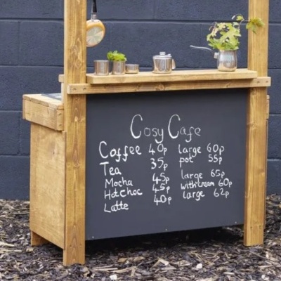 Banco de madeira com quadro-negro e utensílios de café