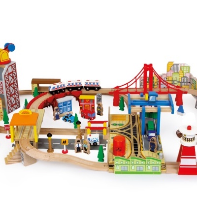 Conjunto de comboio em madeira colorida com casas, ponte, farol e árvores.
