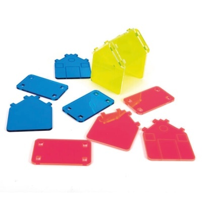 Peças de acrílico colorido formando casas e retângulos