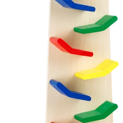 Brinquedo em madeira colorido com carros a descer em estrutura inclinada