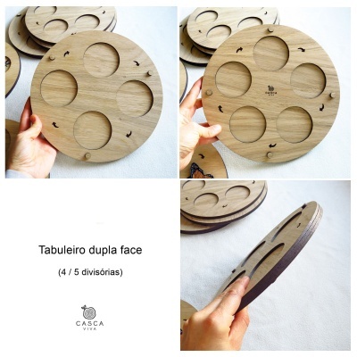 Tabuleiro de madeira redondo com divisórias e texto Tabuleiro dupla face, Casca Viva