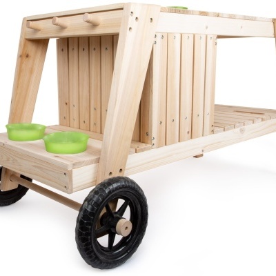 Carrinho de madeira com rodas pretas e duas tigelas verdes