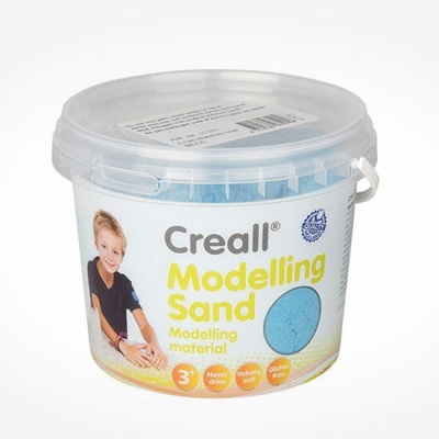 Balde de areia modeladora azul Creall para crianças, com informações e imagem de criança sorridente