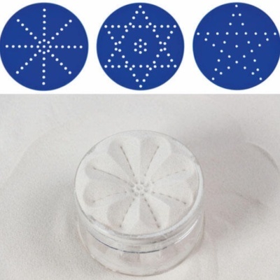 discos azuis com padrões de buracos e recipiente transparente com pó branco moldado em flor