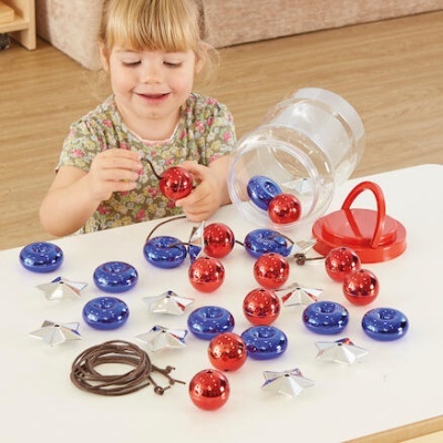 Criança a brincar com peças coloridas em tabuleiro branco