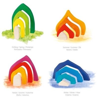 Quatro conjuntos de arcos de madeira coloridos representando as estações do ano