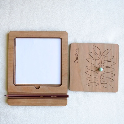 Suporte de madeira para papel e lápis com desenho de folha e texto 'Pinuladas'