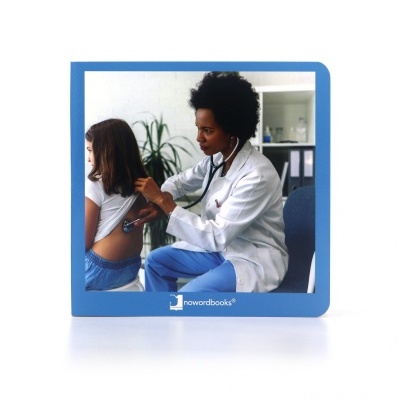 Livro infantil com capa azul e imagem de médica a examinar criança