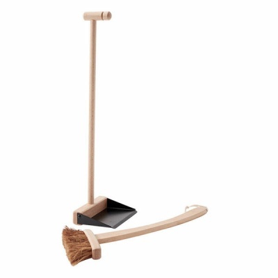 Utensílios de limpeza em madeira e metal, pá de lixo e vassoura de mão.