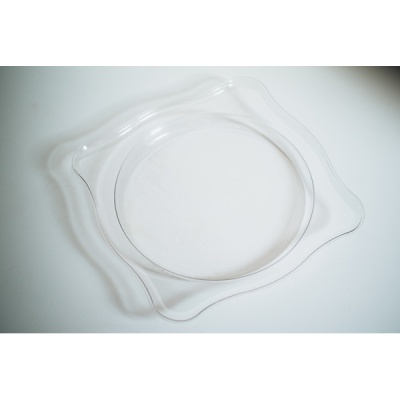 prato transparente em vidro com design quadrado arredondado