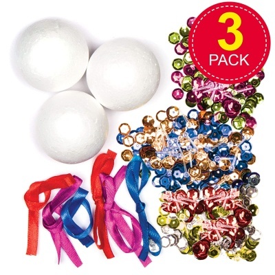 Três esferas brancas, lantejoulas coloridas e fitas, etiqueta '3 PACK'