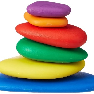 Empilhadeira de pedras coloridas de plástico empilhadas sobre fundo branco