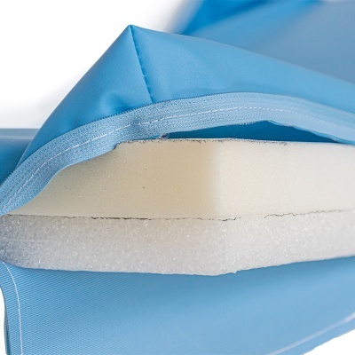 Detalhe das camadas interiores de um colchão ou almofada azul