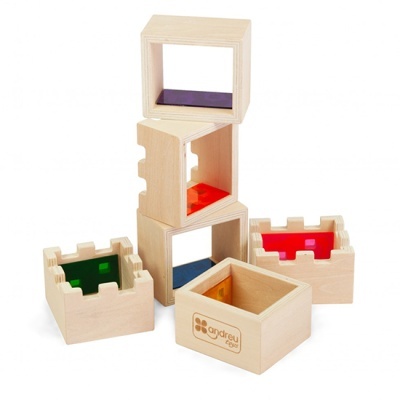 Blocos de madeira empilháveis com janelas coloridas translúcidas