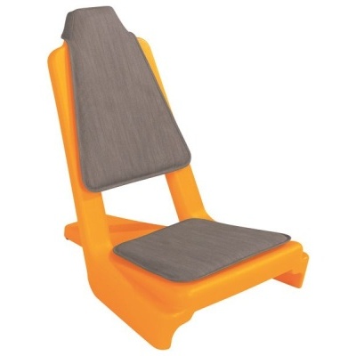 Cadeira portátil laranja com almofadas cinzentas.