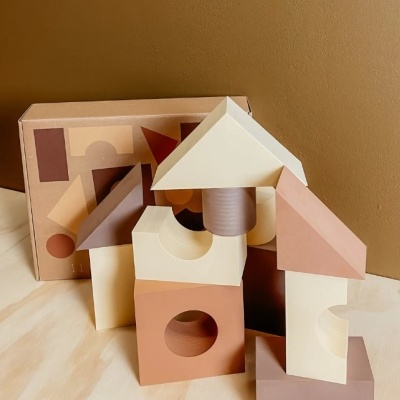 Blocos de construção geométricos em madeira pintada em tons pastel