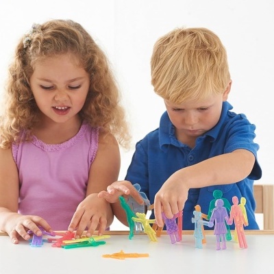 Crianças a brincar com figuras em acrílico coloridas transparentes