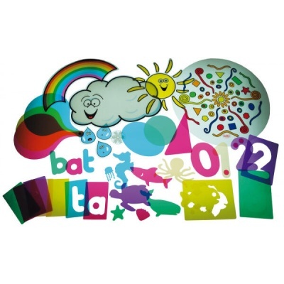 Figuras e moldes coloridos em plástico translúcido com formas variadas