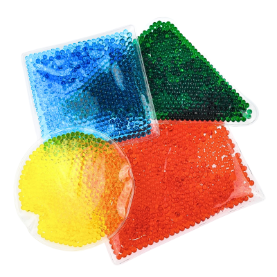 quatro almofadas térmicas de gel coloridas em plástico transparente