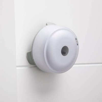 Sensor de presença redondo branco na parede