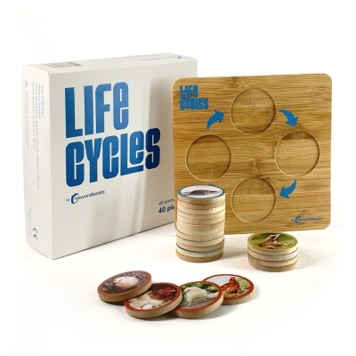 Jogo de tabuleiro Life Cycles com base e discos de madeira, caixa branca com letras azuis.