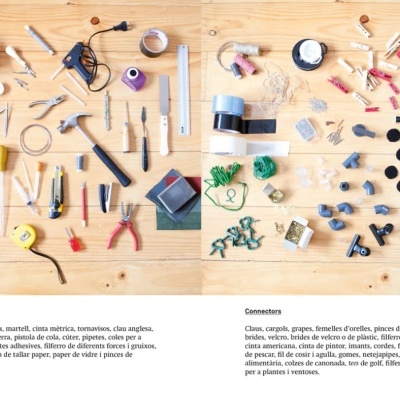 Ferramentas e materiais para trabalhos manuais sobre mesa de madeira clara