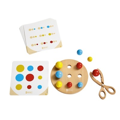 Brinquedo educativo de madeira com bolas coloridas, base com furos, pinças e cartas com padrões