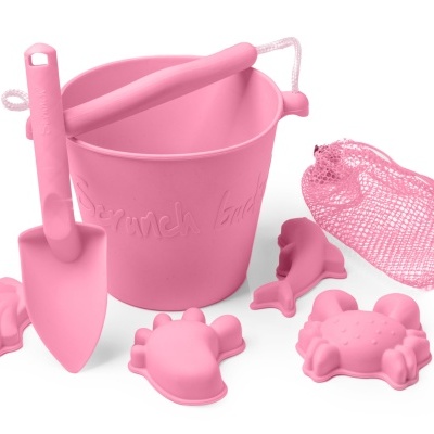 Conjunto de brinquedos de praia cor-de-rosa com balde, pá, moldes e rede