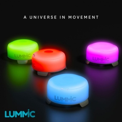 Quatro dispositivos redondos luminosos coloridos com texto LUMMIC em fundo preto