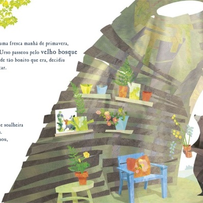 Ilustração de urso a construir casa na árvore com livros e plantas, texto em português.