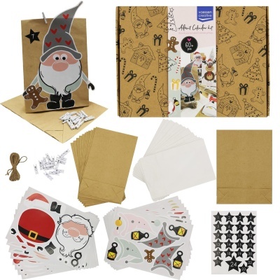 Kit de calendário do advento com sacos de papel, etiquetas adesivas pretas com estrelas e cartas decorativas de Natal.