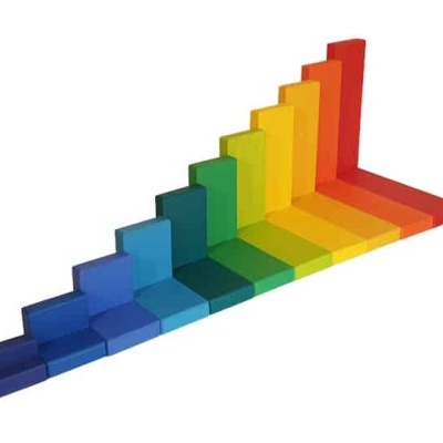 Conjunto de blocos de madeira coloridos organizados em escada crescente.