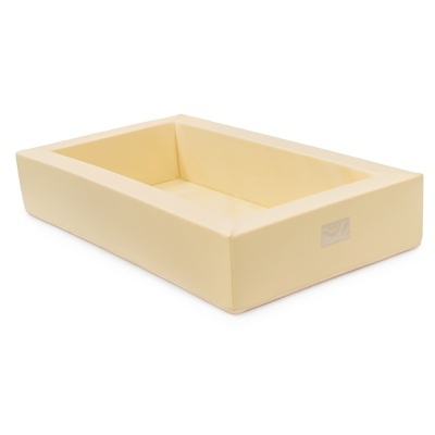 Cama de animal de estimação retangular amarela com etiqueta lateral