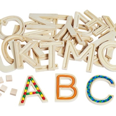 Letras do alfabeto em madeira clara com algumas coloridas e padrões variados