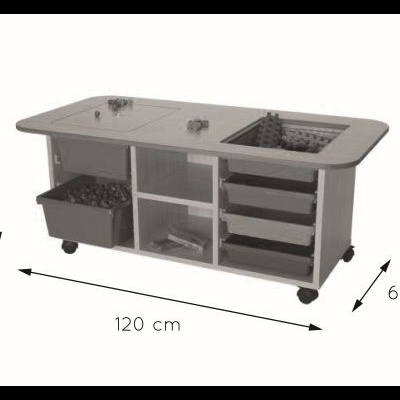 Mesa de montagem cinzenta com áreas para blocos e gavetas pretas sobre rodas