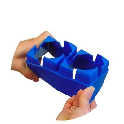 Produto azul de plástico com cavidades, segurado por mãos