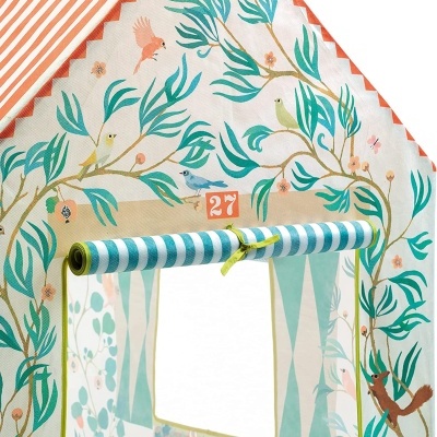 Tenda infantil colorida com desenhos de animais e plantas, incluindo pássaros e esquilo, com número 27 e cortina de riscas azuis e brancas.
