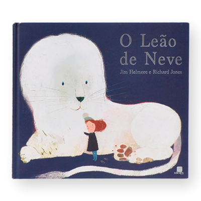 Capa de livro infantil azul escura com ilustração de leão branco e criança ruiva, texto O Leão de Neve
