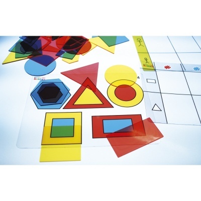 Peças geométricas translúcidas coloridas sobre papel com gráfico