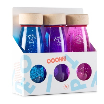 Três garrafas coloridas de vidro com glitter e tampas de cortiça numa caixa branca com texto laranja