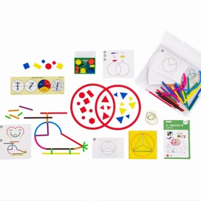 Conjunto educativo de peças coloridas, cartões e cordas para montar figuras geométricas e desenhos.